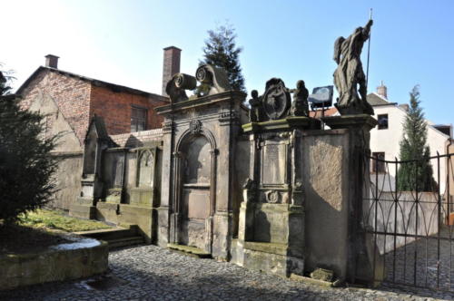 hřbitovní zeď sousedící se stavbou