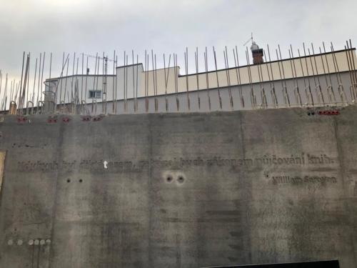 negativní reliéfní písmo v monolitu