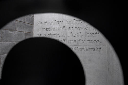 reliéfni písmo v monolitickém betonu 1