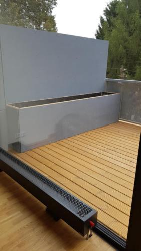 venkovní terasa s květinovým truhlíkem